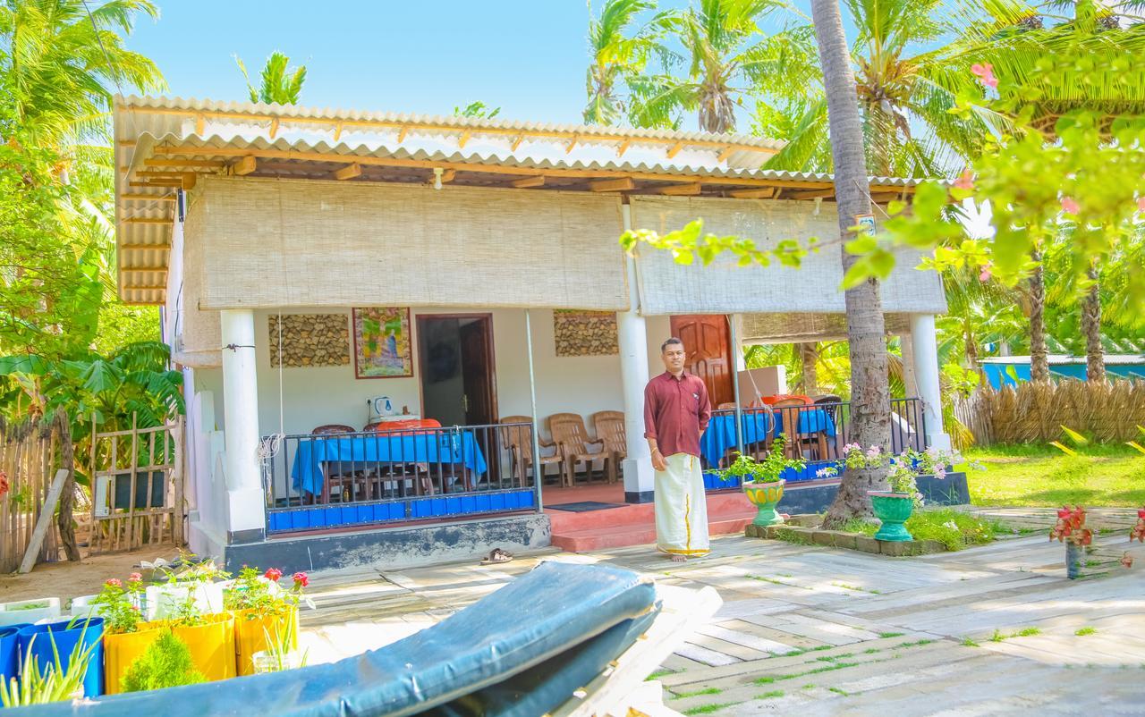 Hotel Oceanic White House Nilaveli Esterno foto